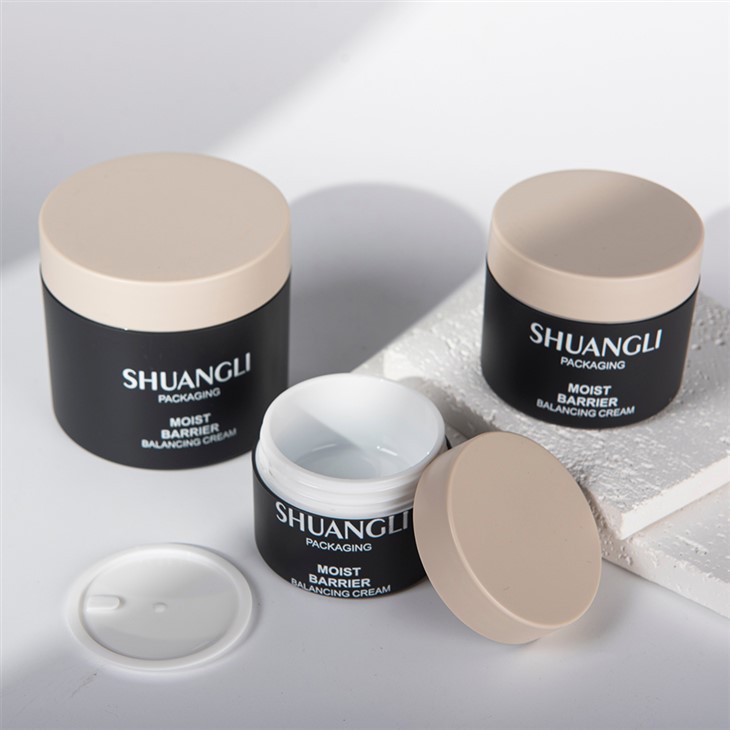 Vażett tal-Krema tal-plastik tleqq